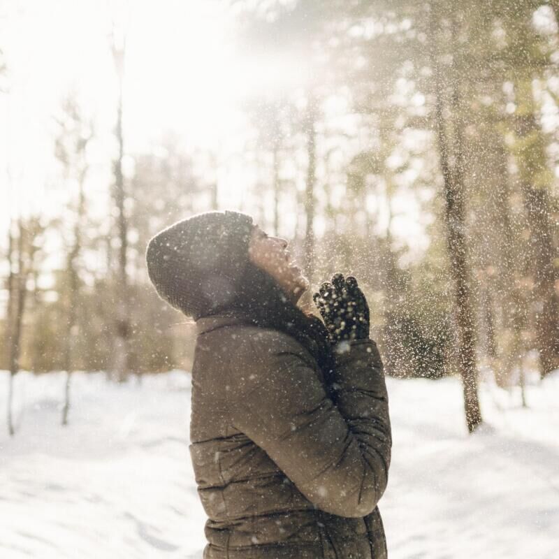7 Essential Cold Wear to Stay Warm when Traveling in Winter
