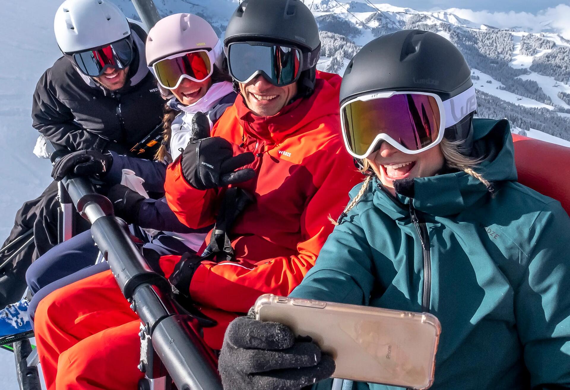 kobiety i mężczyźni w strojach narciarski jadący wyciągiem