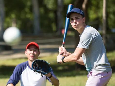 Mężczyźni grający w baseball