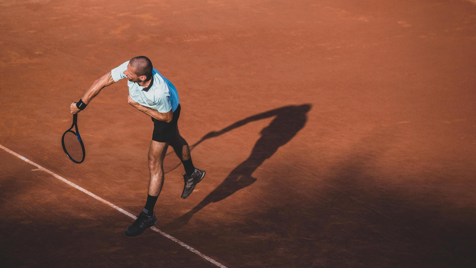 What are the advantages of a clay court?