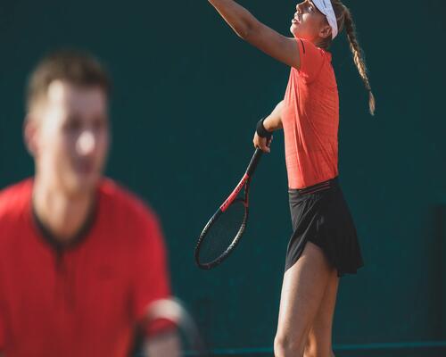 SCHÉMA TACTIQUE TENNIS : GAGNER CONTRE UN GRAND SERVEUR AU TENNIS.
