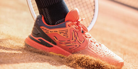 glissade avec des chaussures de tennis adulte