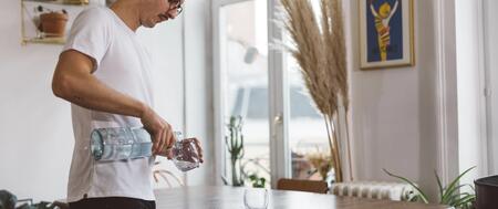 un homme se sert un verre d'eau