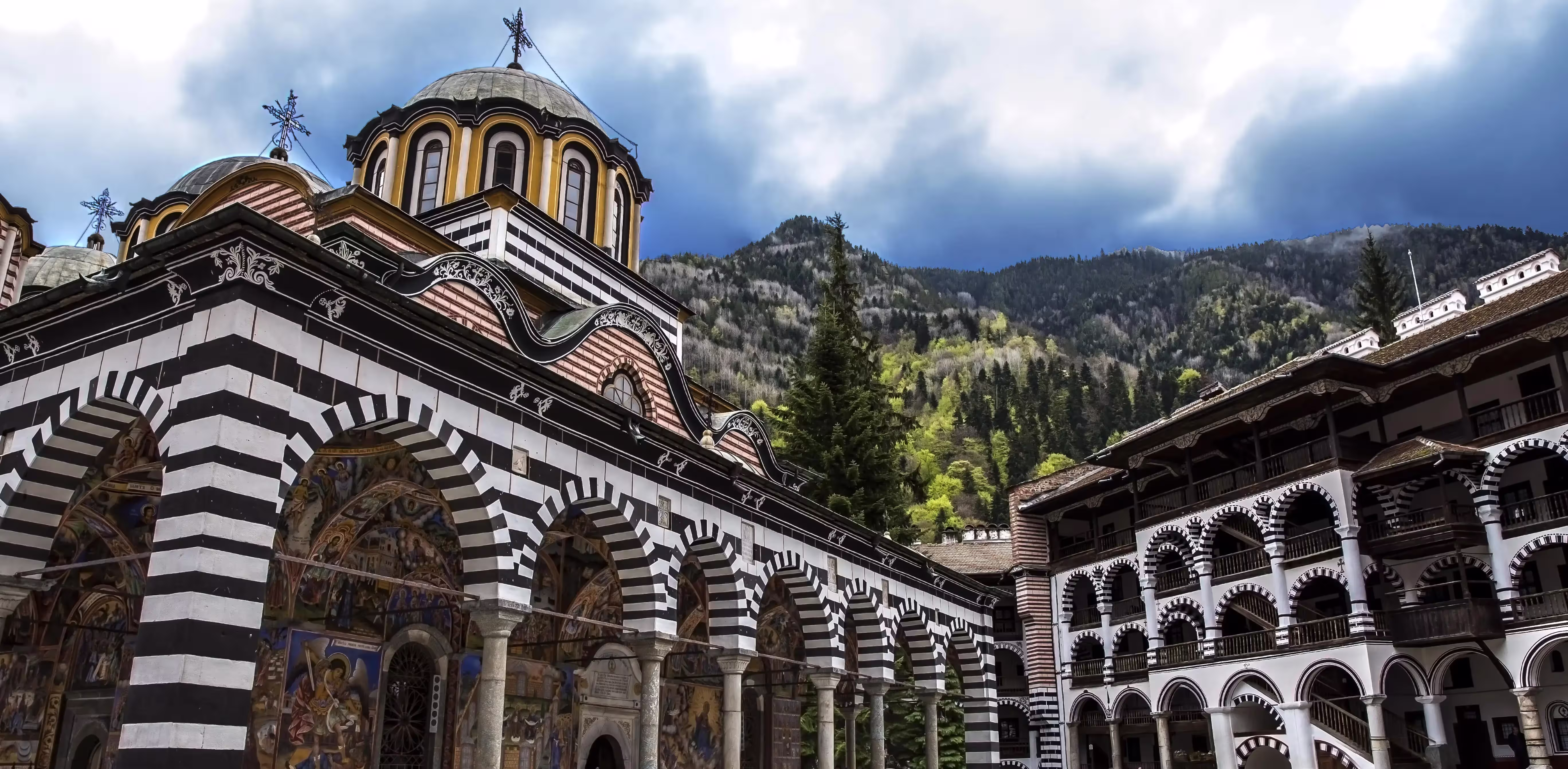 Vitocha et le monastère de Rila en hiver © Vitocha et le monastère de Rila en hiver