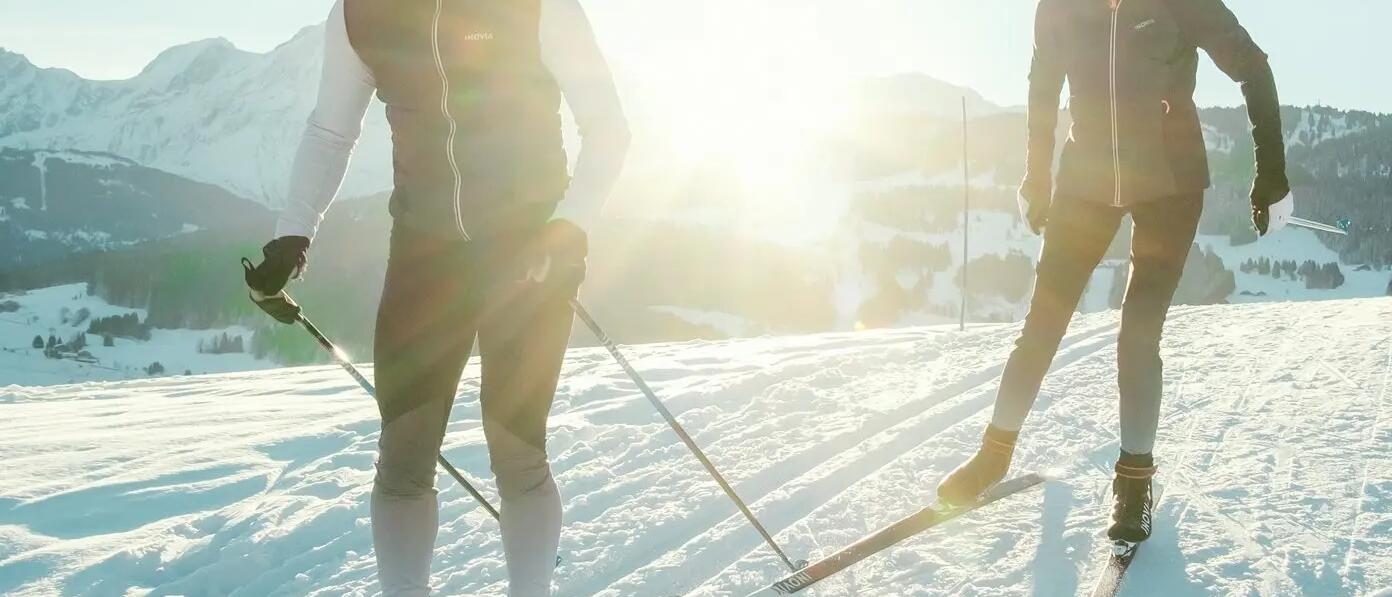 mężczyzna i kobieta trenujący na nartach biegowych