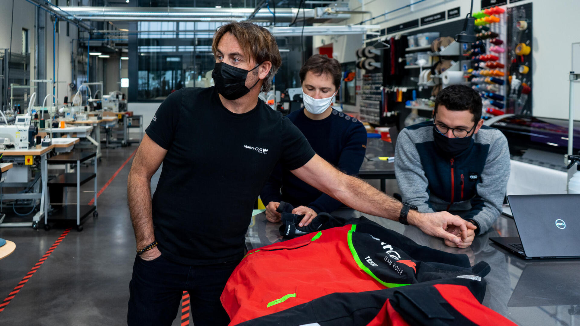 Yannick Bestaven en train de faire ses retours à l'équipe de conception TRIBORD sur une veste