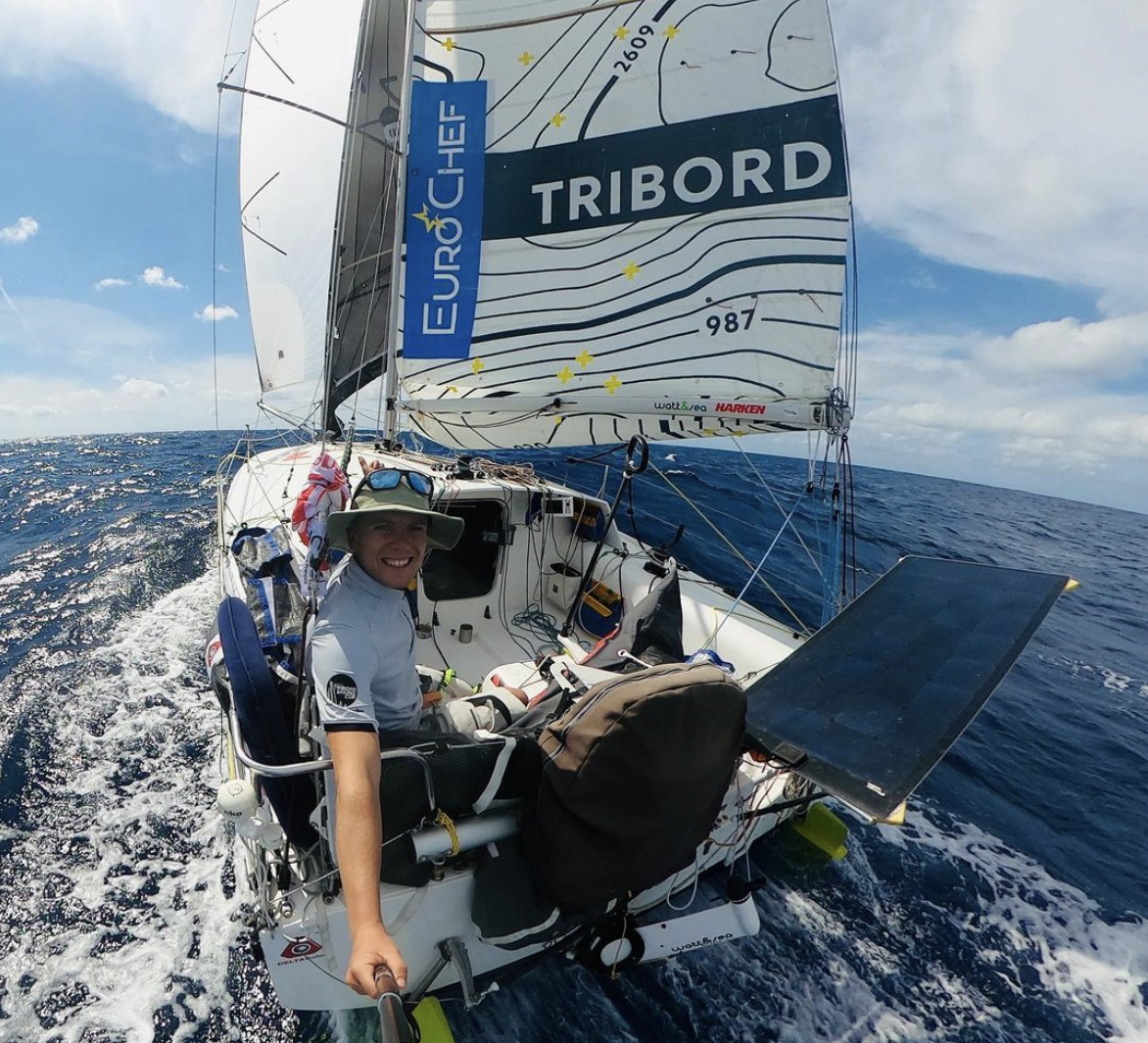 Selfie de romain à bord de son bateau pendant sa mini transat