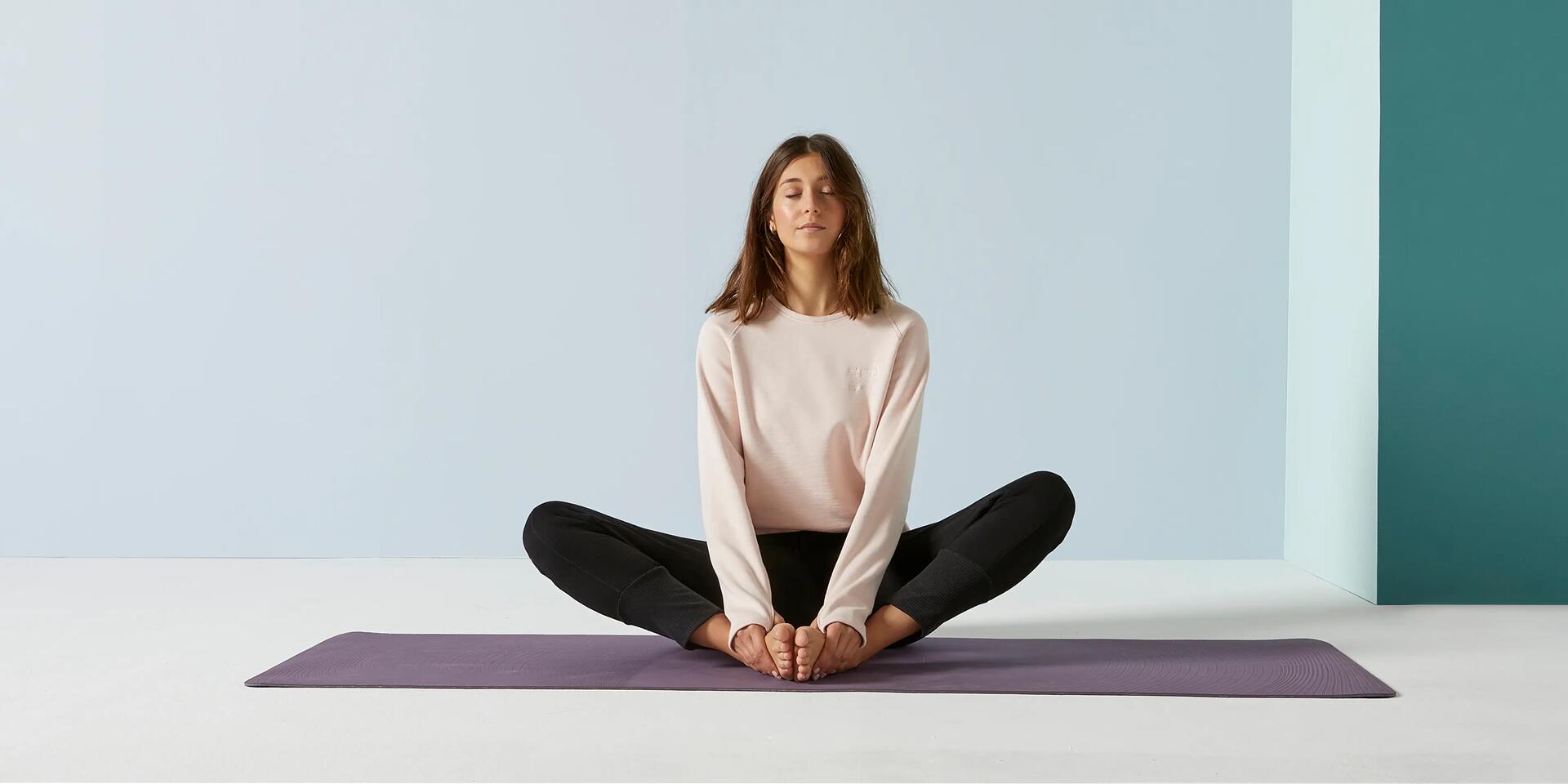 kobieta medytująca na macie do jogi