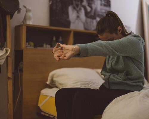 Une femme au saut du lit, qui s'étire avant de démarrer sa journée