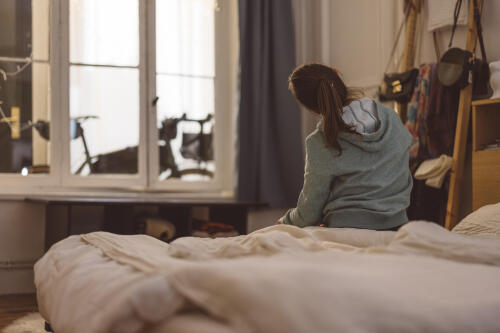 une femme qui sort de son lit