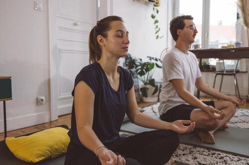personnes qui font de la méditation