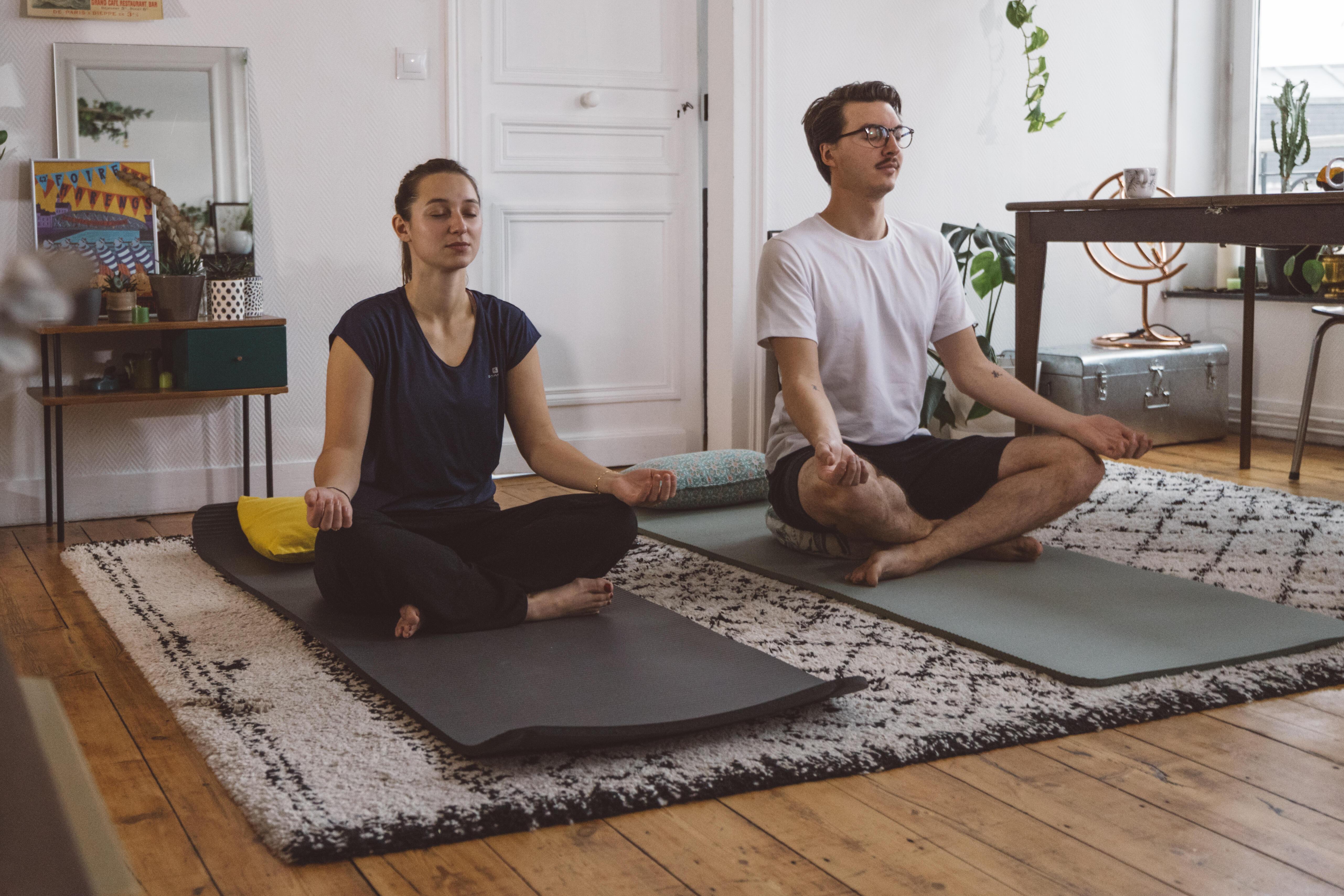 homme femme posture meditation yoga