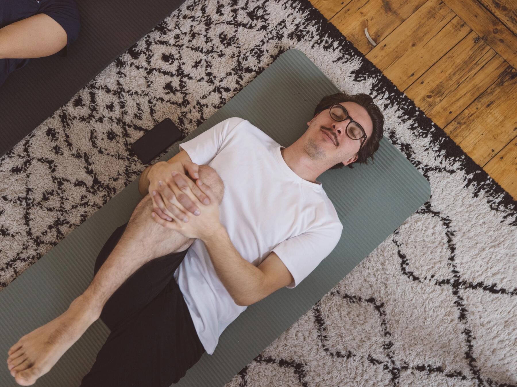 Qué posturas de yoga practicar como principiante