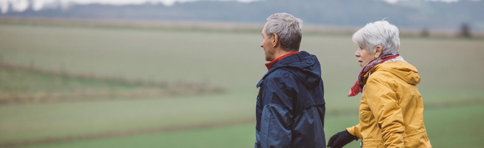 wędrujący seniorzy w odzieży trekkingowej