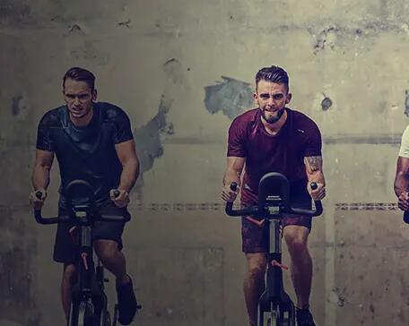 Mężczyźni ćwiczący spinning