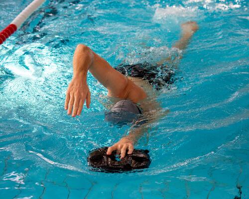 Jak pływanie wpływa na kręgosłup? 