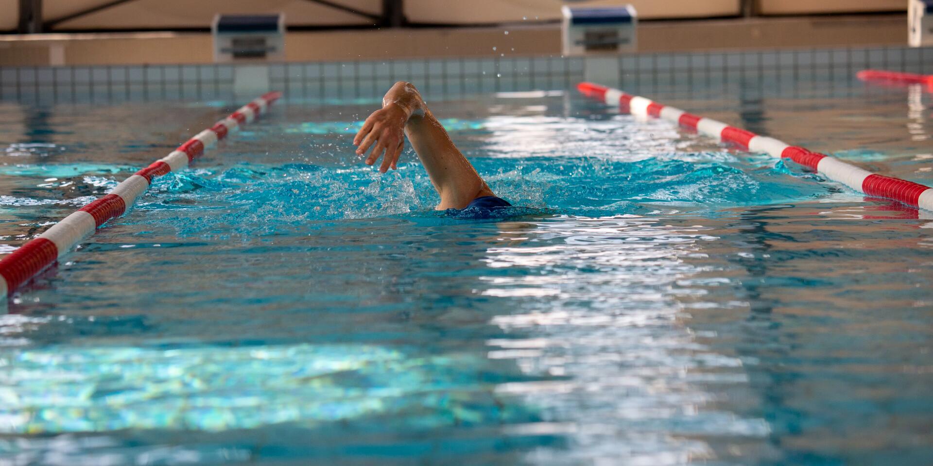 Jak pływanie wpływa na kręgosłup? 