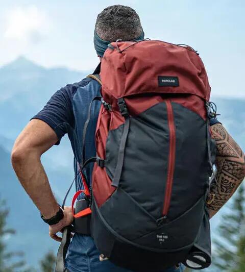 mężczyzna z plecakiem turystycznym w górach