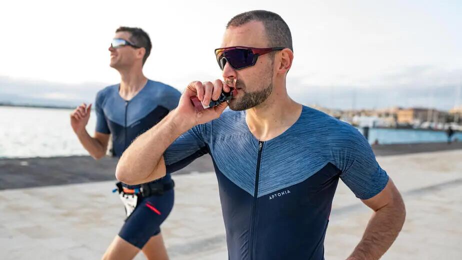 hombres tomando suplementos mientas corren