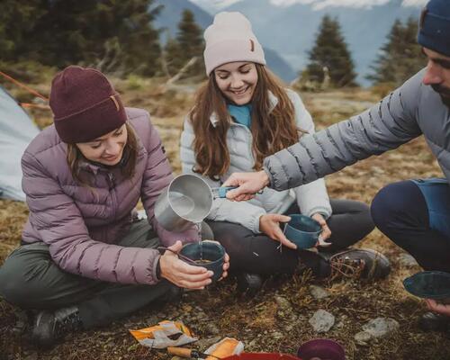 mężczyzna z dziećmi w odzieży outdoorowej w górach 