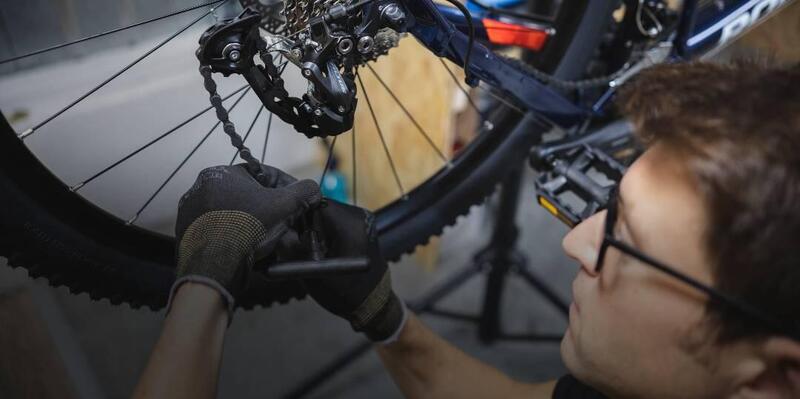 Man repareert de ketting van een fiets