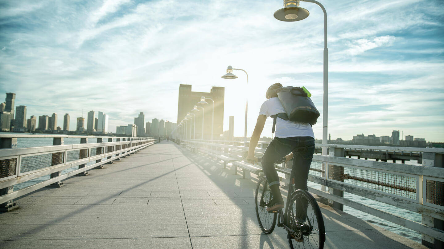 Mann fährt Fahrrad