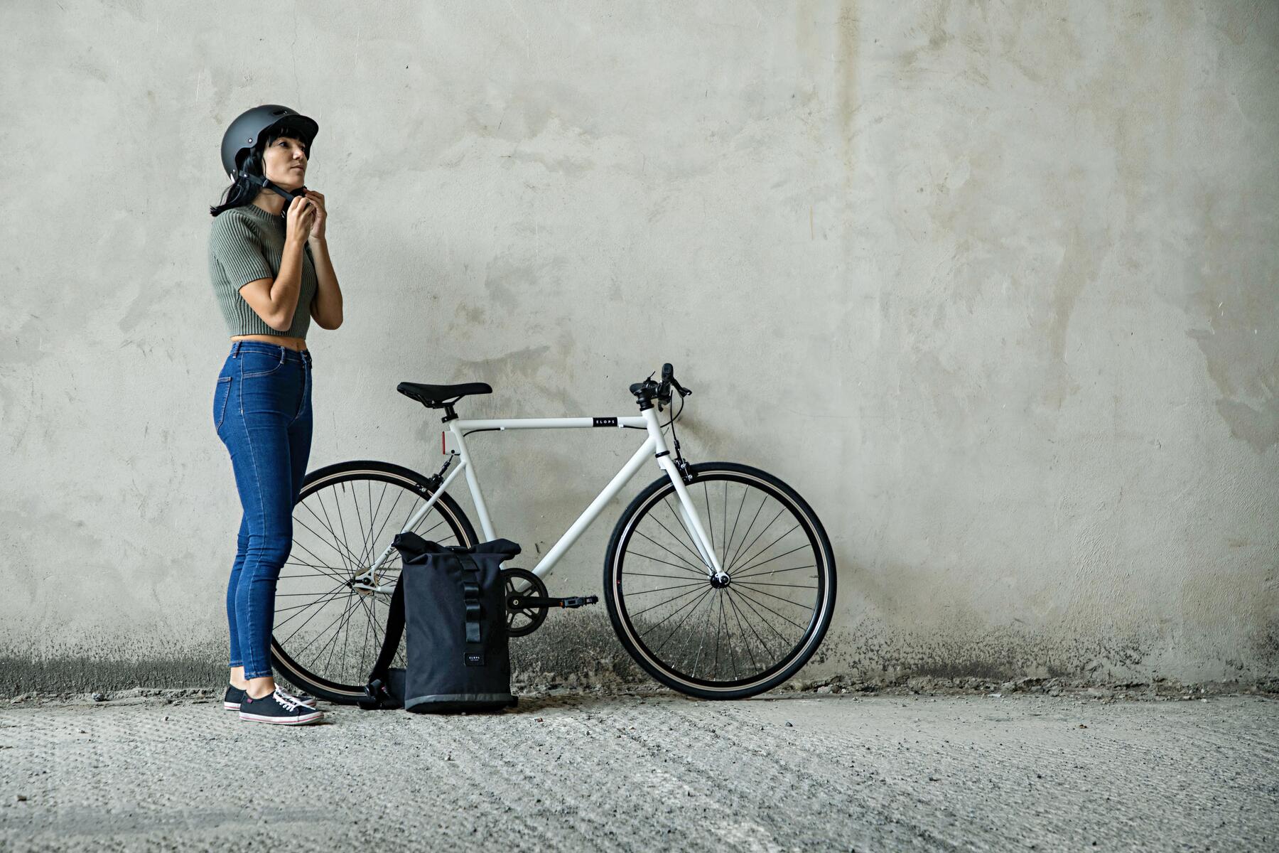 picture of a cyclist who adjust an helmet