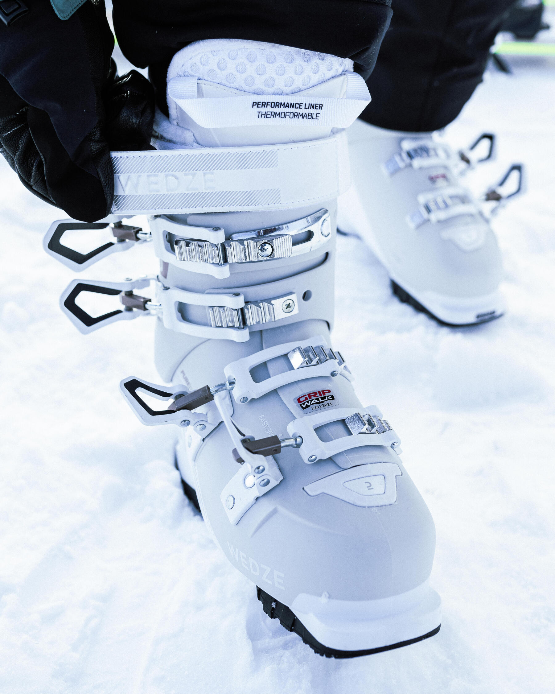 Fazer a manutenção e reparação das botas de ski