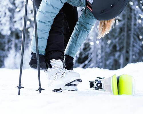 La nostra guida alla manutenzione degli scarponi da sci
