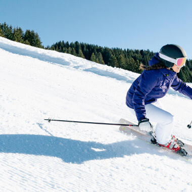 Boule à neige Skieur, décor Montagne, personnalisable