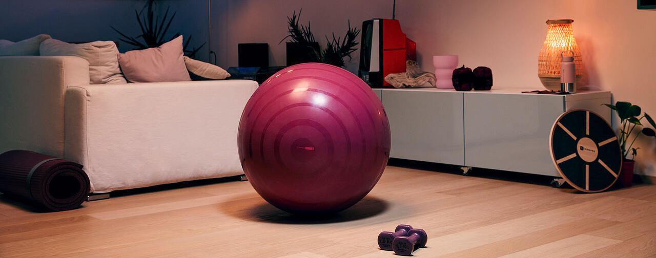 En pilatesboll som ligger i ett vardagsrum