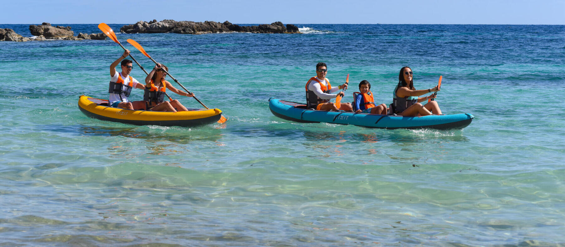 grupo de 4 a praticar kayak 
