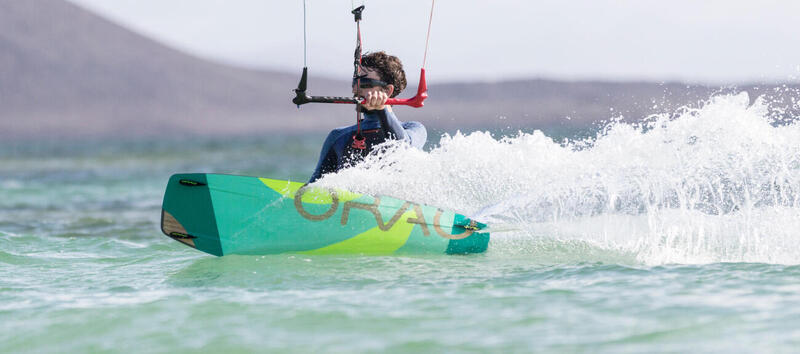 Kitesurfing – jak zacząć? Pływanie na kite