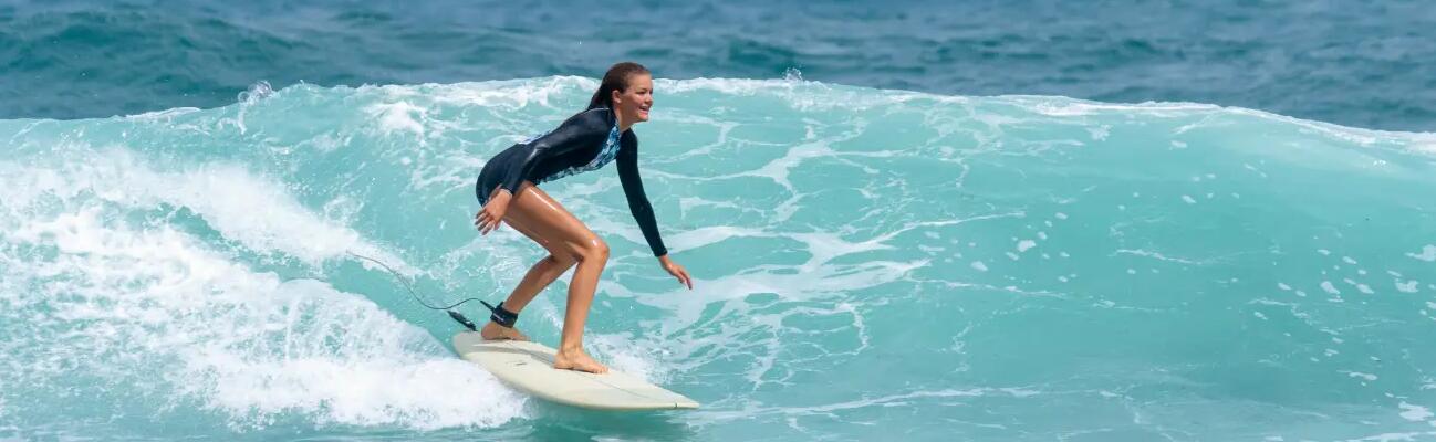femme surf la vague