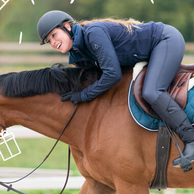 pessoa a andar a cavalo muito feliz
