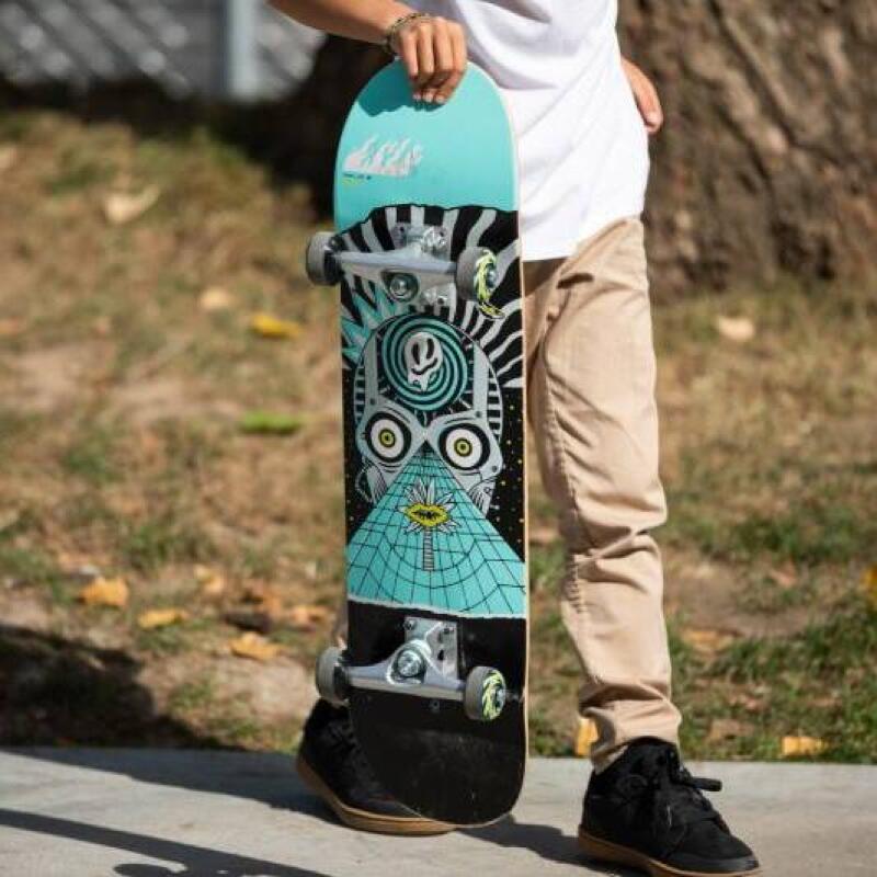 dítě drží skateboard