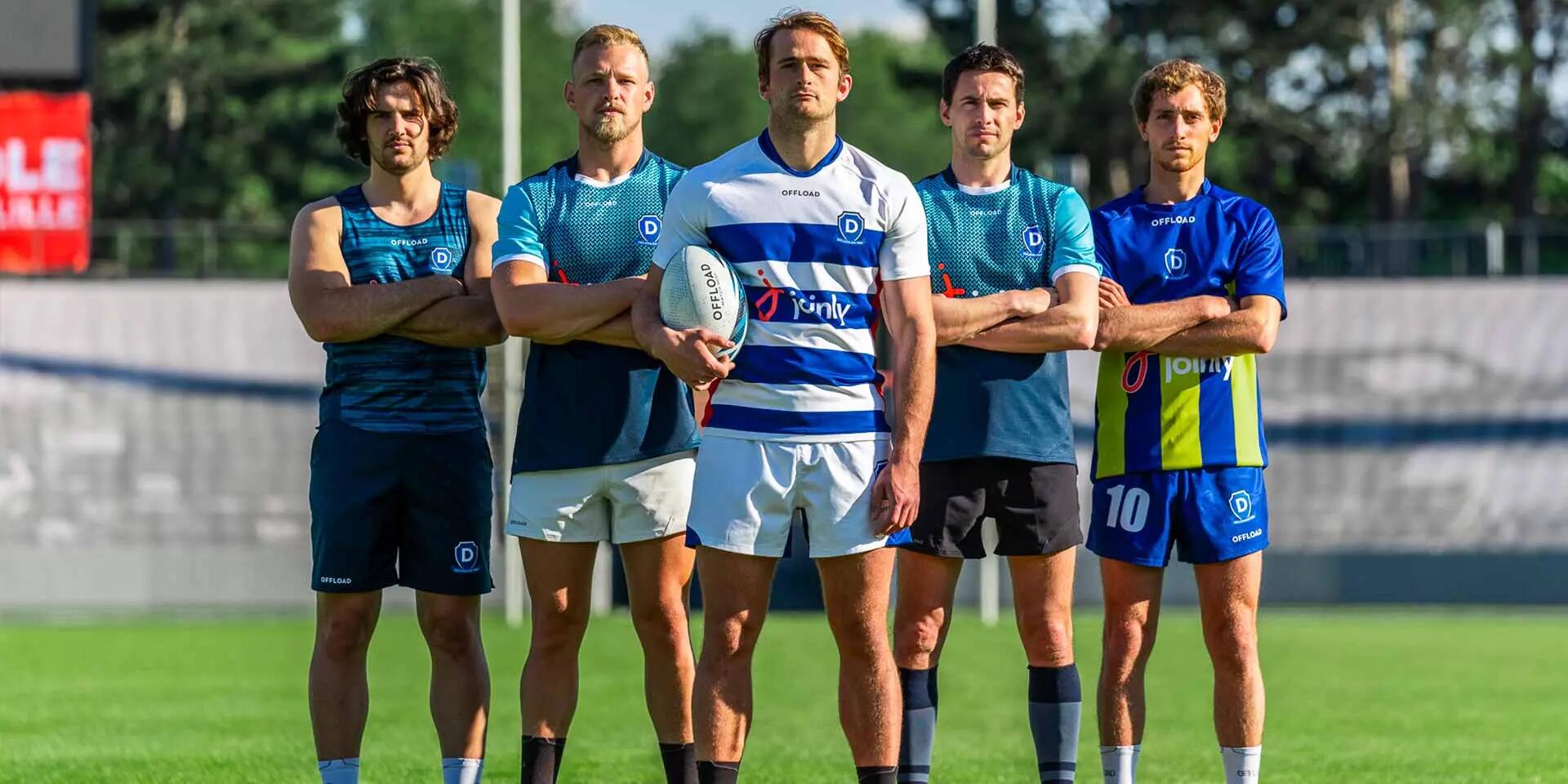 zawodnicy stojący na boisku ubrani w stroje do gry w rugby 