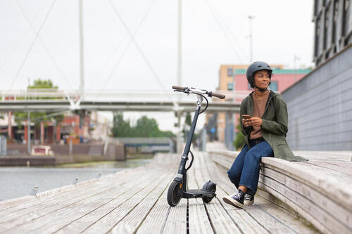 femme et sa trottinette
