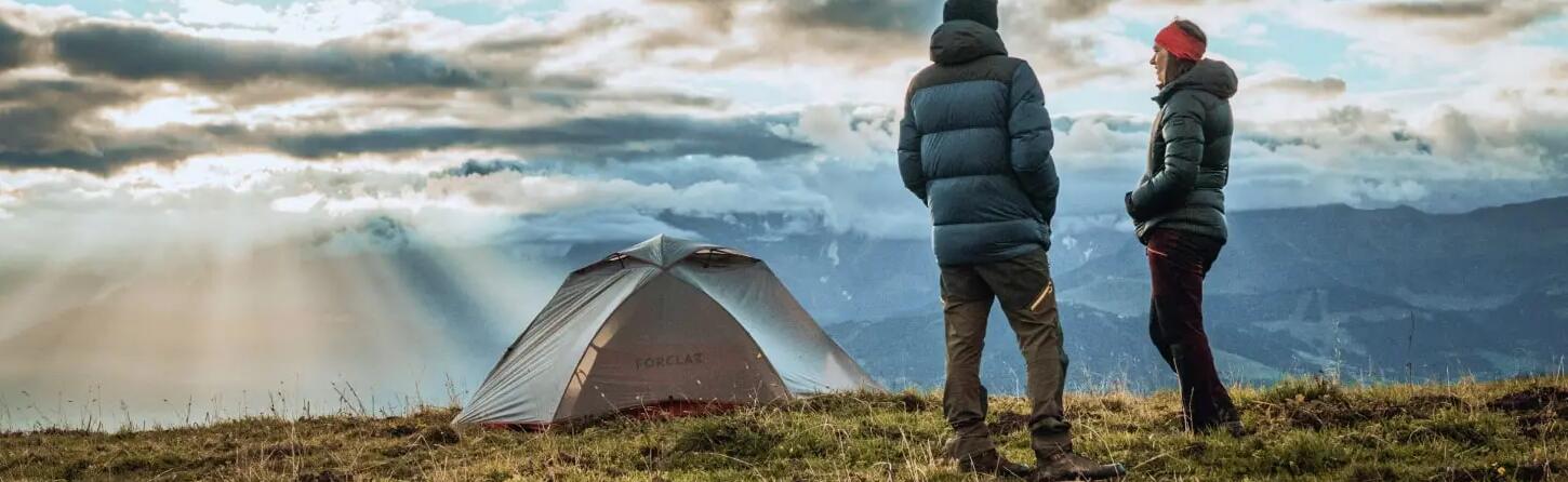 rozłożony namiot w górach