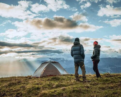 rozłożony namiot w górach
