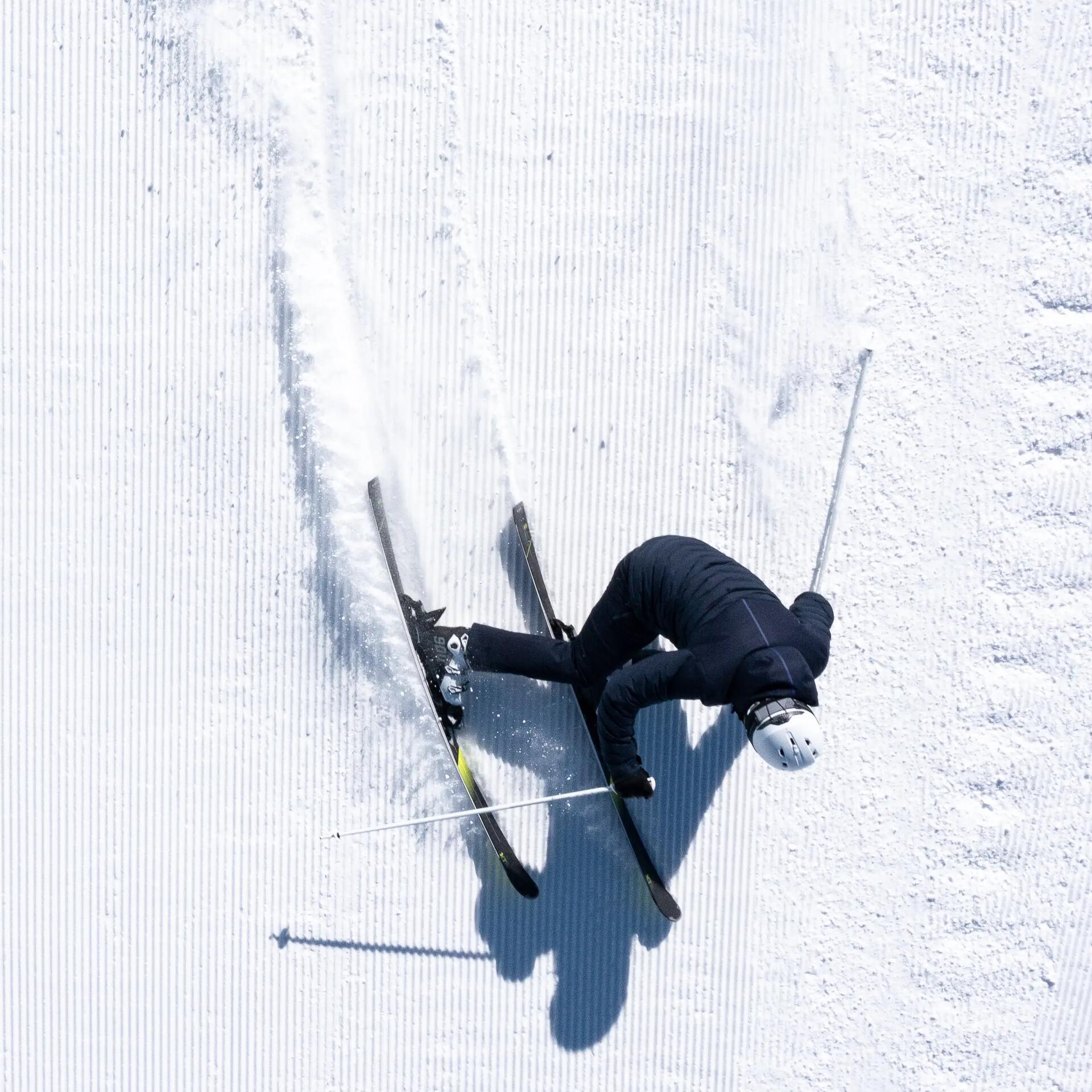 Skieur expert piste neige damée carving decathlon
