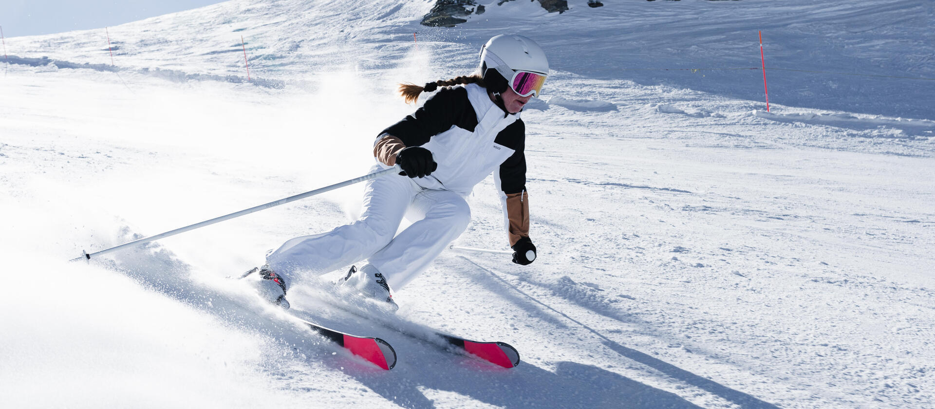 Une femme en plein virage à ski