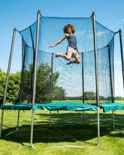 Eine Person springt auf einem großen Trampolin