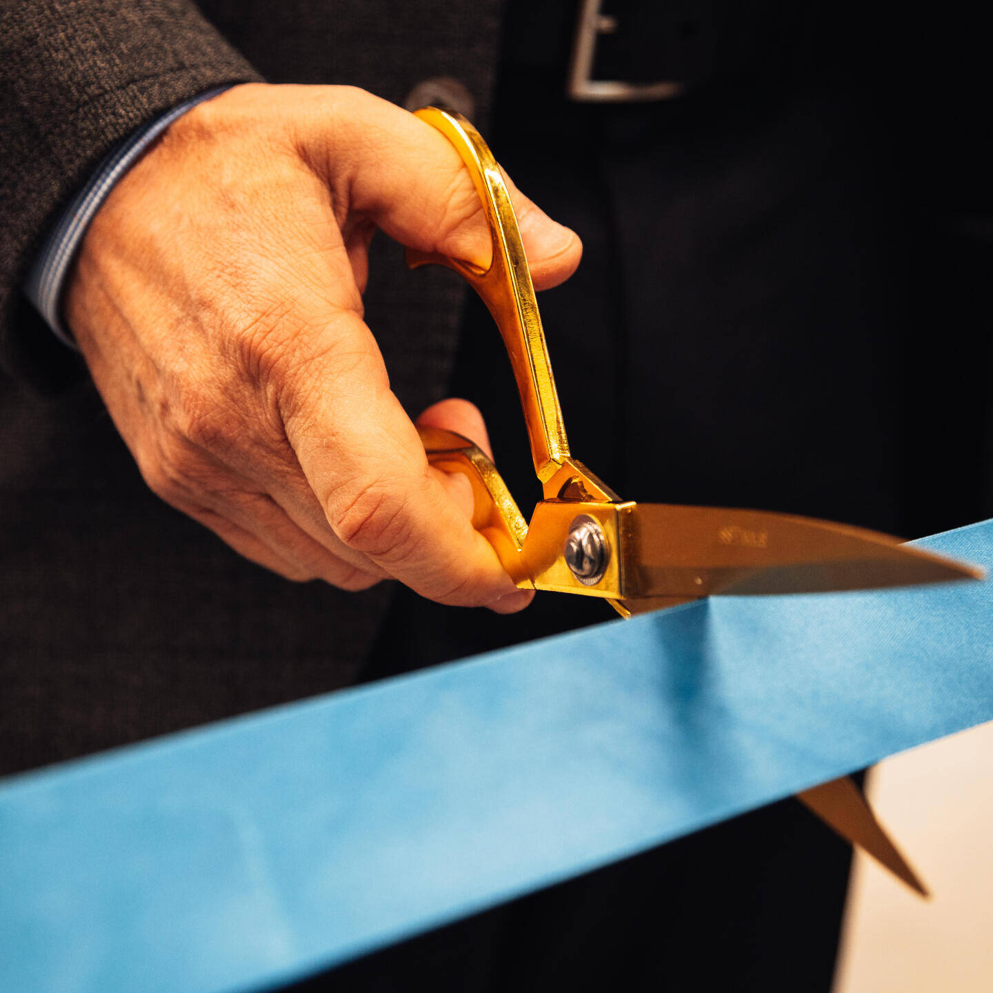 Symbolisches Eröffnungsband der geplanten Filiale in Elmshorn