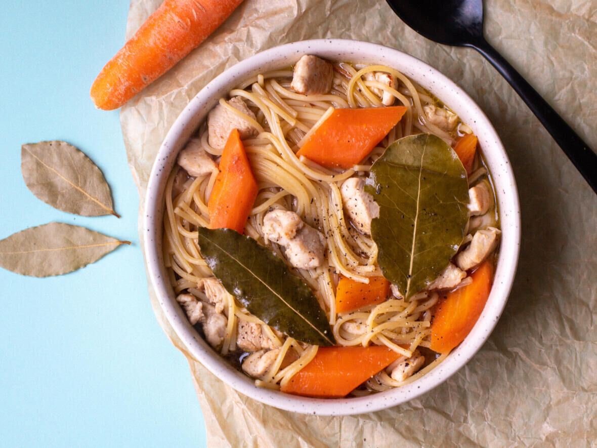 RECETTE HEALTHY : BOUILLON DE POULET, SPAGHETTIS ET CAROTTES