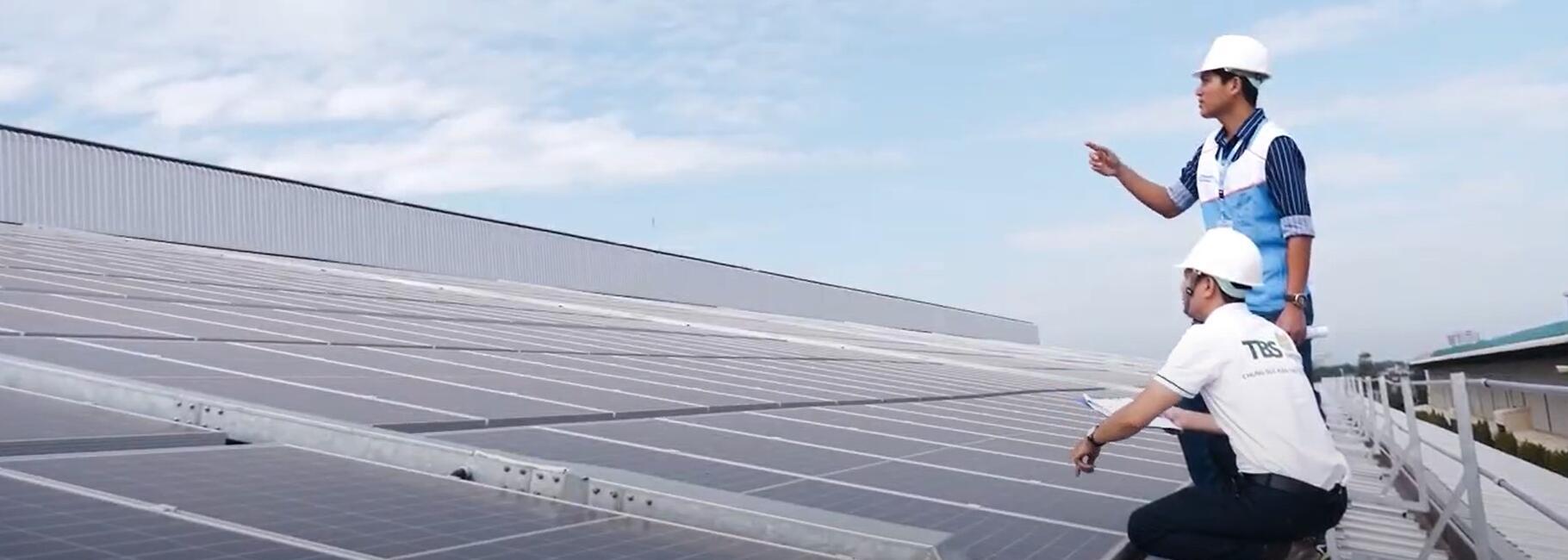 Foto collaboratori tetto di pannelli solari