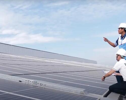 Photo coéquipiers toit de panneaux solaires