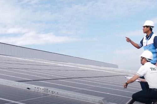 Photo coéquipiers toit de panneaux solaires