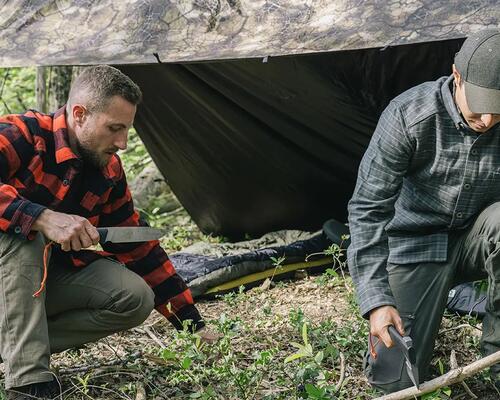 mężczyźni uprawiający bushcraft 