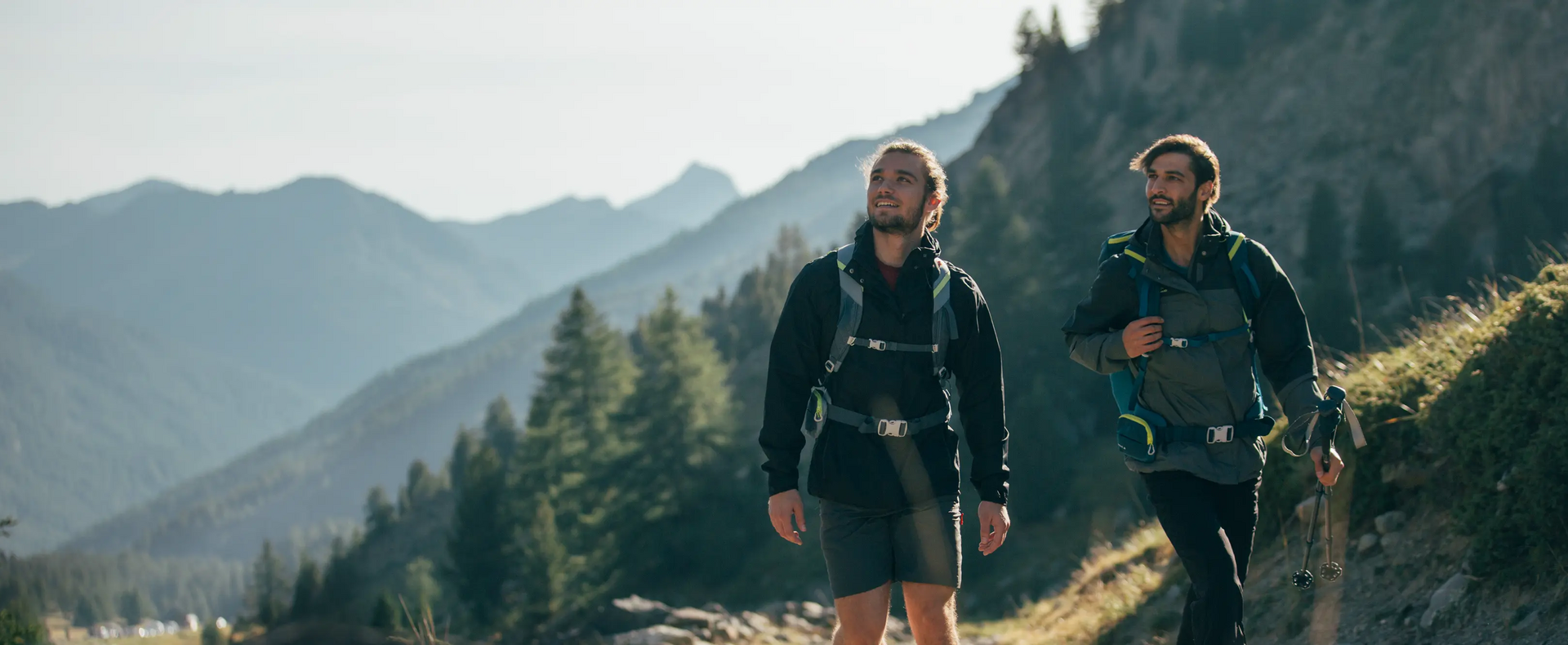 mężczyźni podczas wycieczki trekkingowej na szlaku górskim